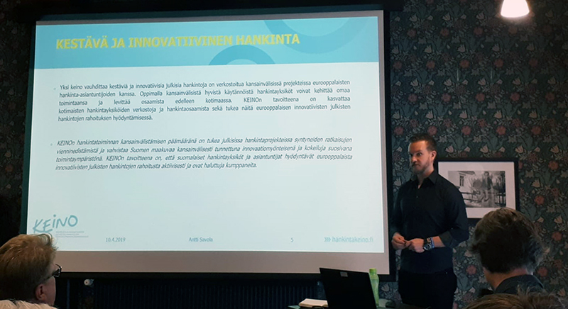 Antti Savola puhumassa Sastamalan hankintatreffeillä